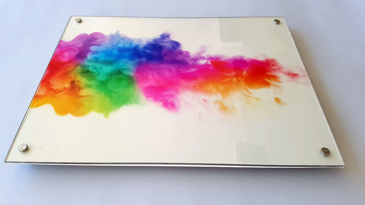 Acryldruck mit Abstanshalter für die Wandmonatge, zb. als Firmenschild