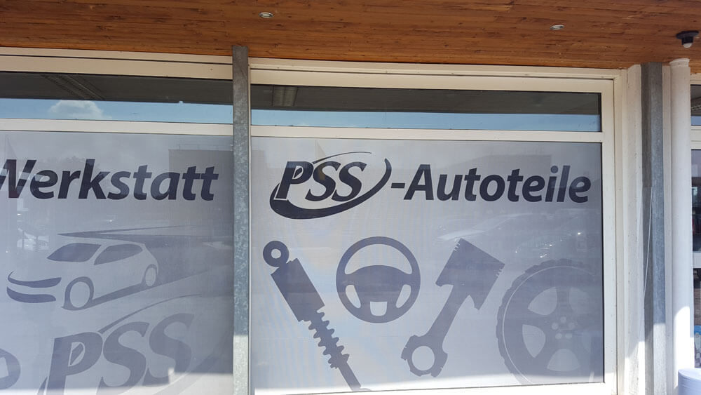 bedruckte Schaufensterfolie mit Lochmuster für PSS Autoteile Handelsgeschäft in Enns