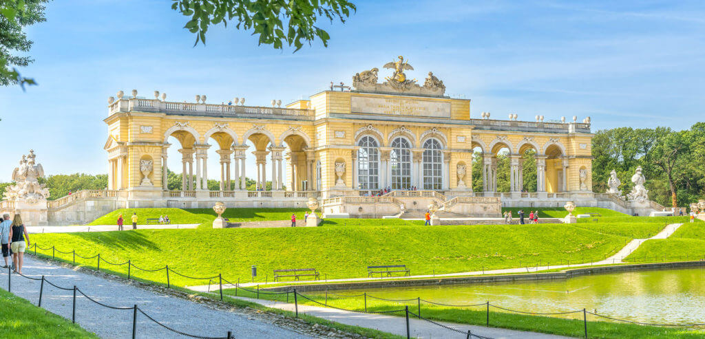 Großes Poster von der Gloriette in Wien ausgedruckt auf Leinen - als Wandbild zum Verschenken