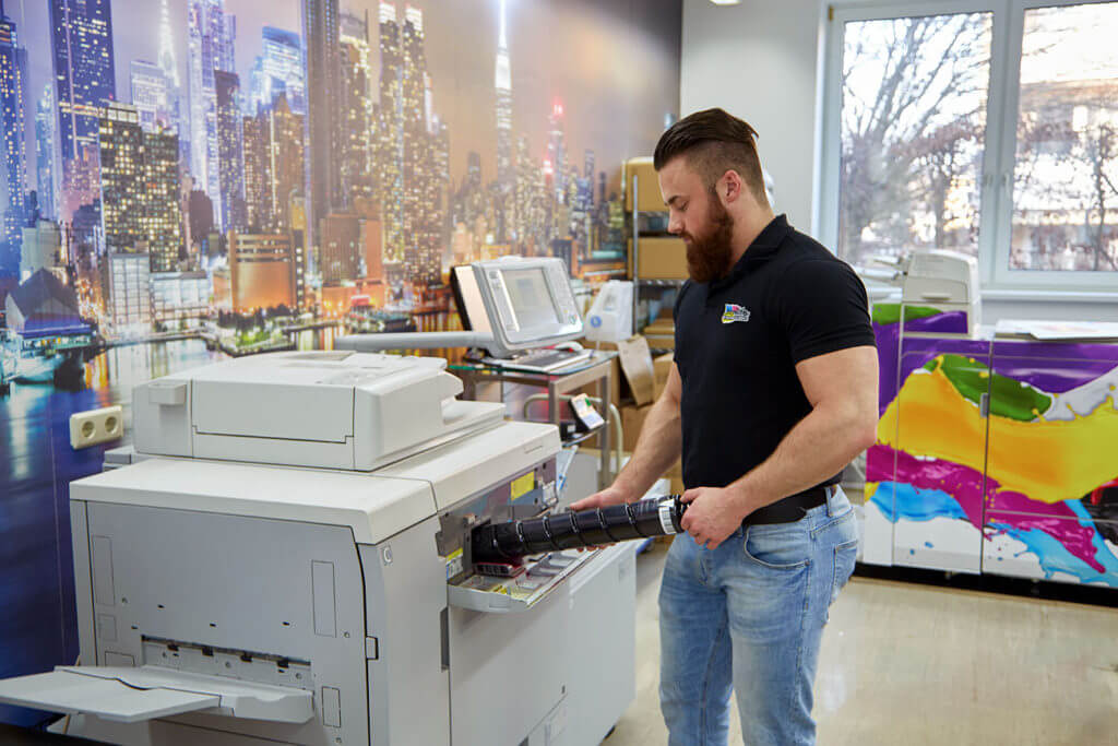 Hier wird ein Toner ersetzt und der Drucker gewartet von Hr. Frattner