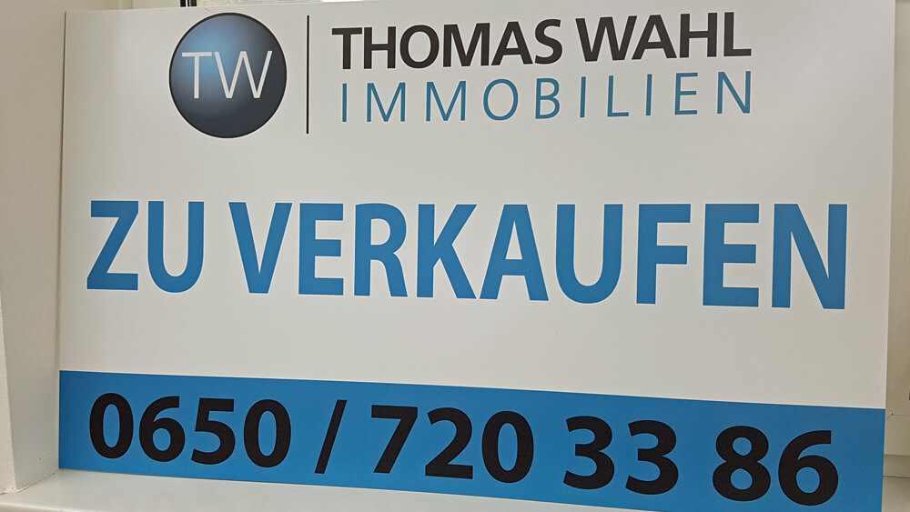 Firmenschild (Zu Verkaufen) Thomas Wahl Immobilien Enns