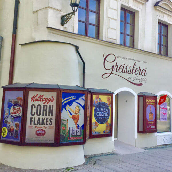 Frontansicht - Schaufensterbeklebung in Enns im RETRO Look