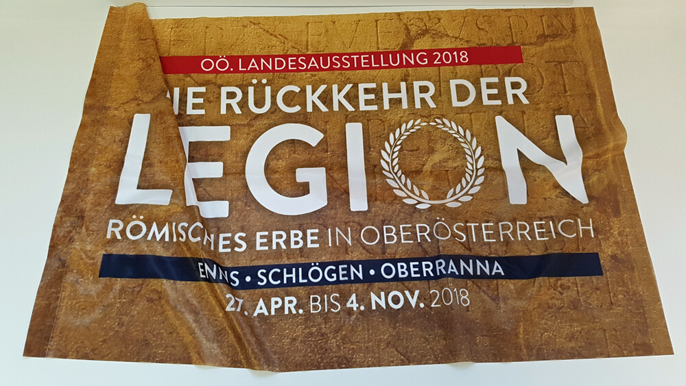 Bedrucktes Flaggenbanner zum Thema Römisches Erbe in Oberösterreich