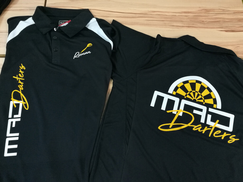 MAD Darters: Schwarze Vereinsshirts mit Logo bedruckt